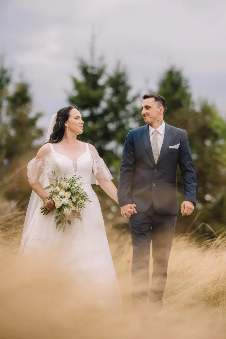 Simona a Michal - jednoduch&yacute; svatebn&iacute; portr&eacute;t v krajině