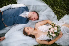 Luboš a Iva při svatebním focení v louce - fotografie 2
