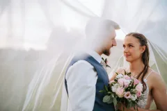 Luboš a Iva při svatebním focení v louce - fotografie 3