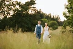 Luboš a Iva při svatebním focení v louce - fotografie 6