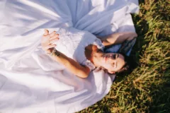 Lucie a Jarek při svatebním focení ve venkovské krajině - fotografie 3