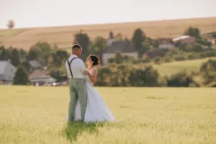 Lucie a Jarek při svatebním focení ve venkovské krajině - fotografie 4