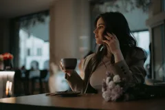 Modelky při lifestylovém a fashion focení v kavárně a v poli - fotografie 2