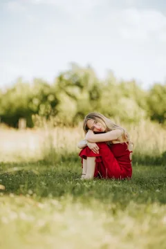 Modelky při lifestylovém a fashion focení v kavárně a v poli - fotografie 4