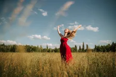 Modelky při lifestylovém a fashion focení v kavárně a v poli - fotografie 5